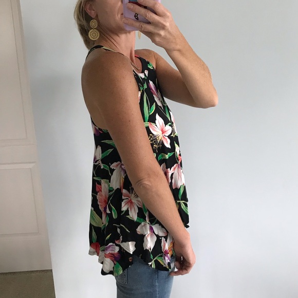 ☀️1 SM, 1 MED☀️🌺HP🌺Black Floral Tank - Picture 4 of 6
